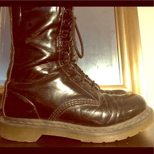 Black Patent Dr Martens 14 eyelet US sz9 / UK sz7
